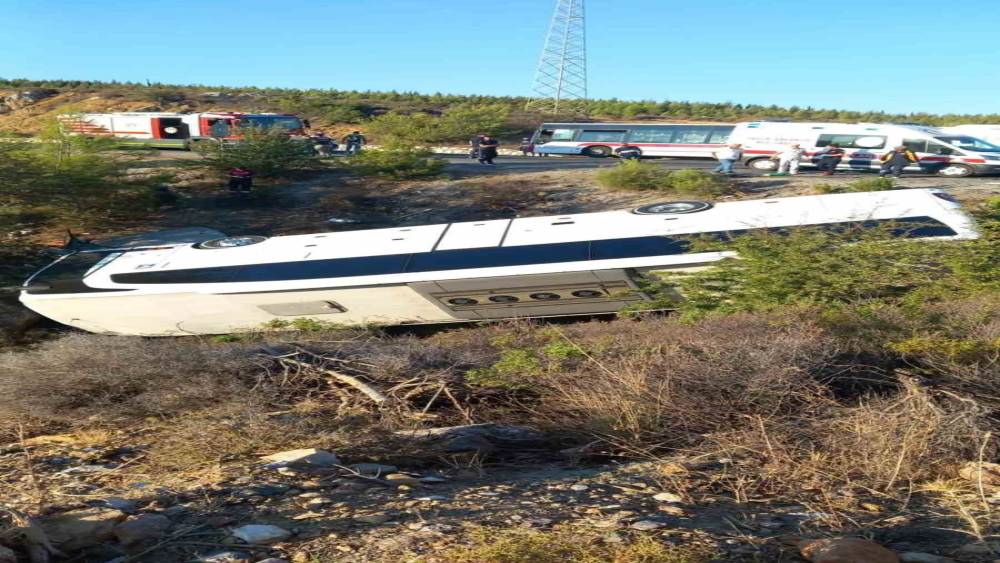 İzmir&rsquo;de otob&uuml;s ve otomobil şarampole devrildi: 2 &ouml;l&uuml;, 1 yaralı
