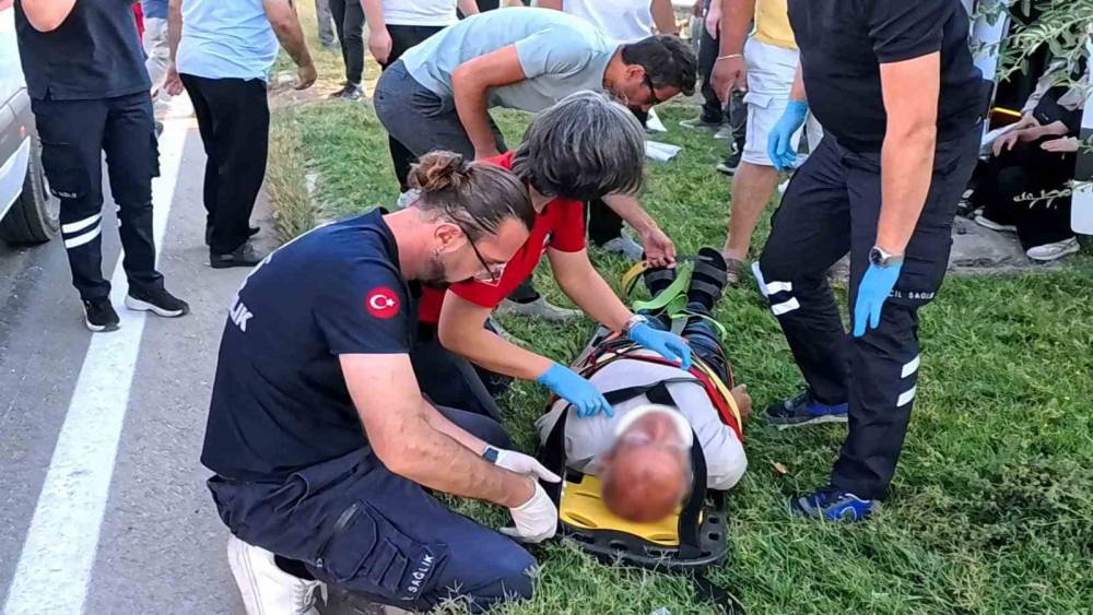 S&uuml;r&uuml;c&uuml;s&uuml; rahatsızlanan servis minib&uuml;s&uuml; ref&uuml;je &ccedil;ıktı: 6 yaralı

