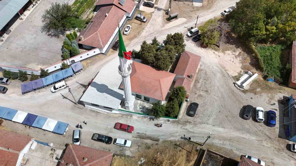 Yıldırım d&uuml;şmesi sonucu ağır hasar alan cami el birliği i&ccedil;in onarıldı, ibadete a&ccedil;ıldı
