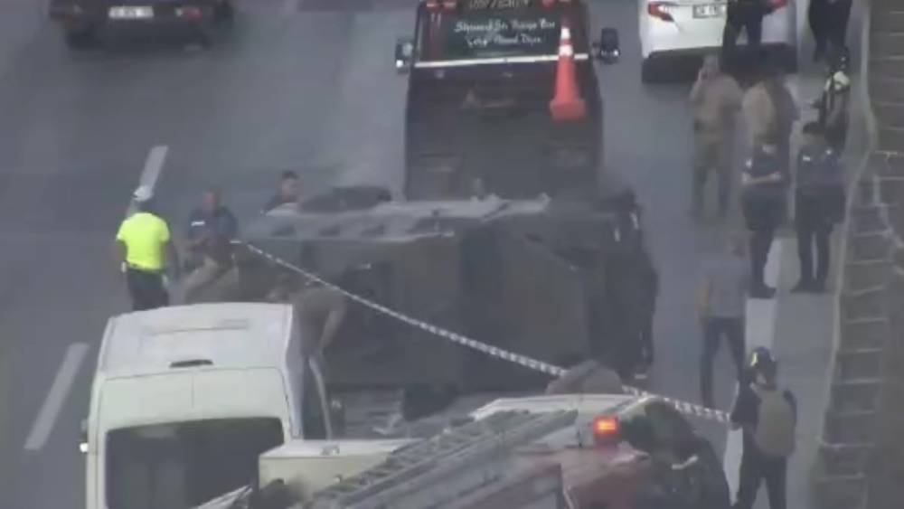 Pendik&rsquo;te zincirleme kazaya karışan polis aracı takla attı: 3 yaralı
