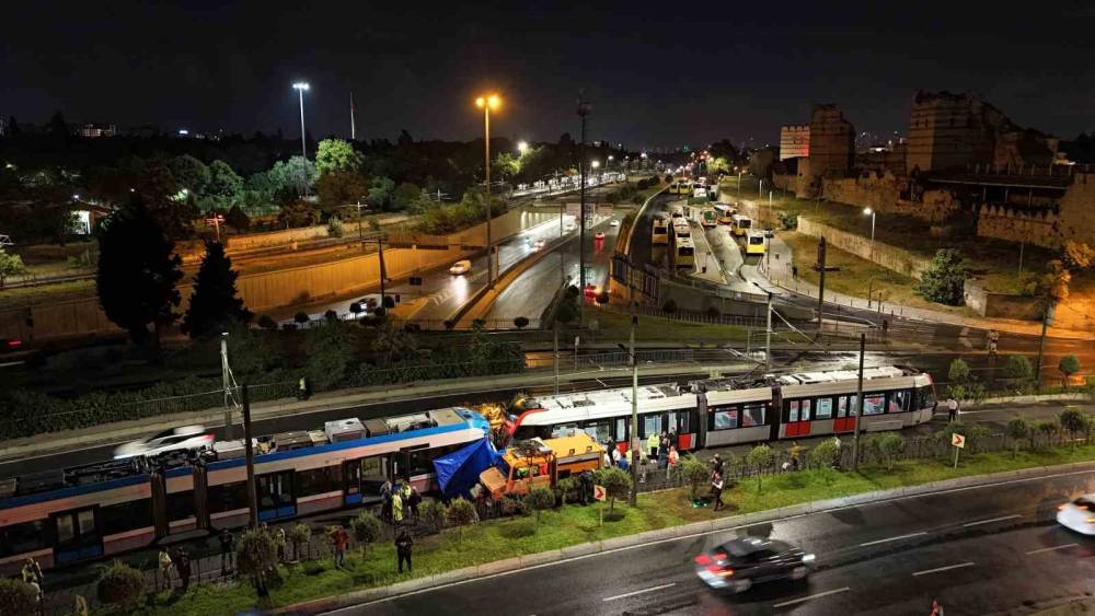 Zeytinburnu&rsquo;nda iki tramvayın &ccedil;arpıştığı kaza yeri havadan g&ouml;r&uuml;nt&uuml;lendi

