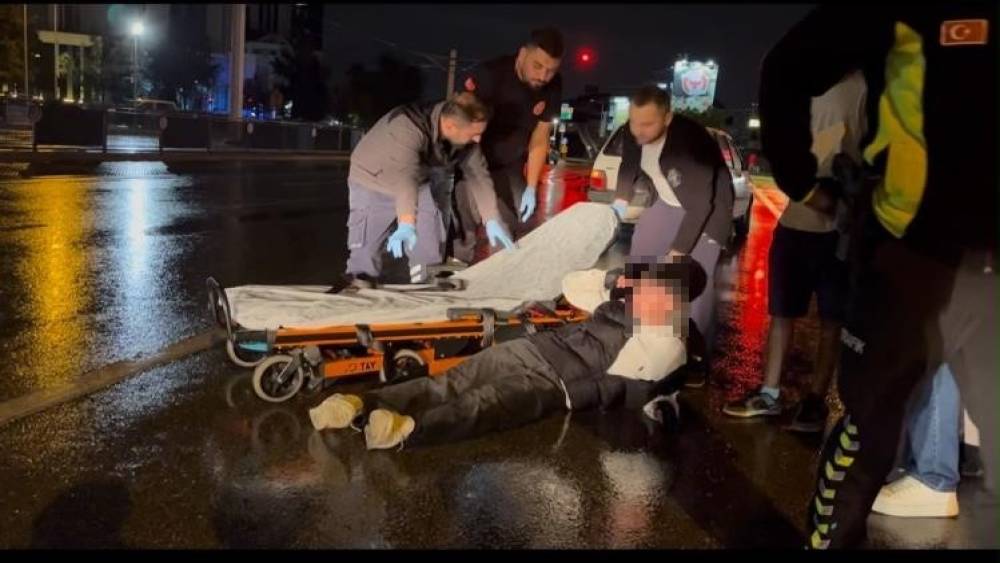 Bursa&rsquo;da yağışlı havada motosiklet devrildi: Yaralının rahat tavırları dikkat &ccedil;ekti
