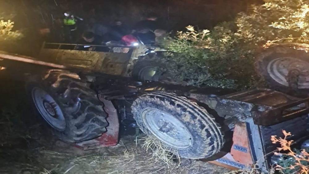 İzmir&rsquo;de devrilen trakt&ouml;r&uuml;n altında kalan s&uuml;r&uuml;c&uuml; hayatını kaybetti

