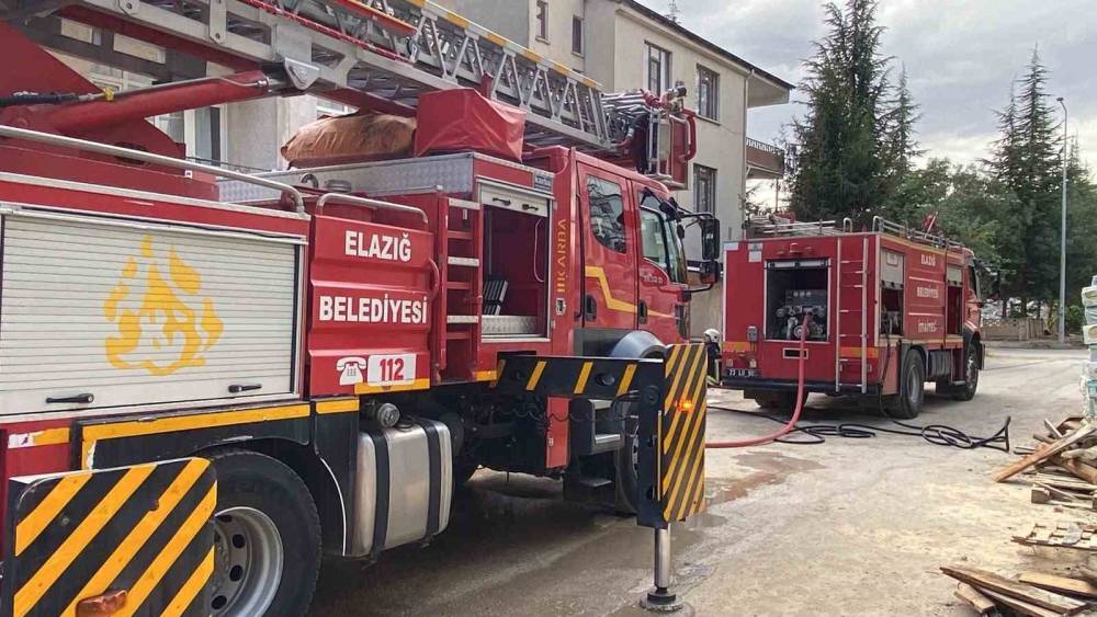 Elazığ&rsquo;da &ccedil;atı yangını
