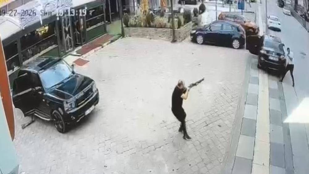 Ankara&rsquo;da 1 kişinin hayatını kaybettiği silahlı kavganın g&ouml;r&uuml;nt&uuml;leri g&uuml;venlik kamerasına yansıdı
