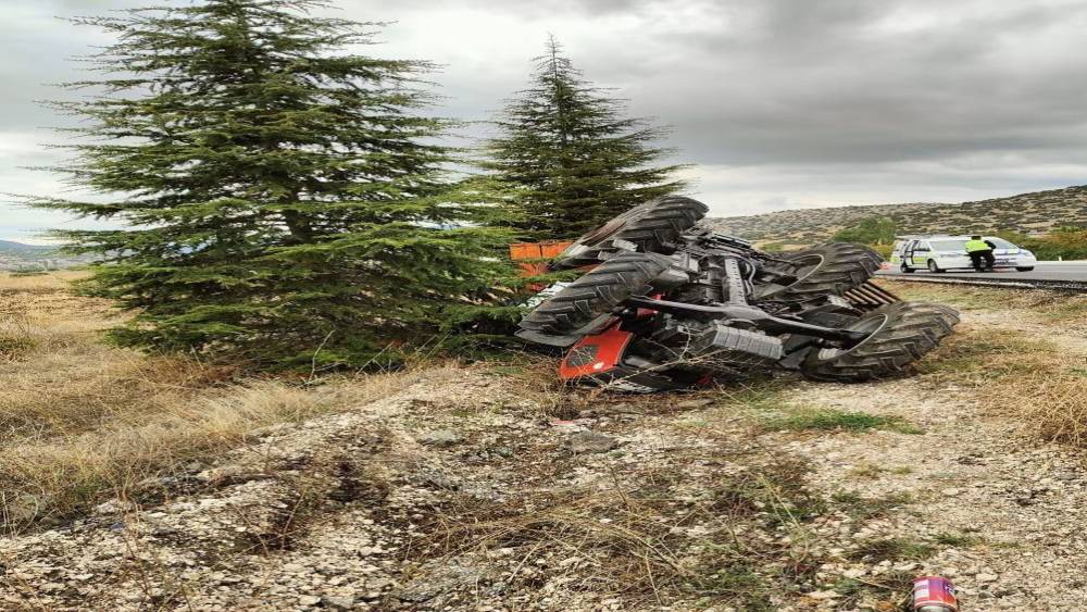 Burdur&rsquo;da trakt&ouml;r devrildi, s&uuml;r&uuml;c&uuml;s&uuml; yaralandı
