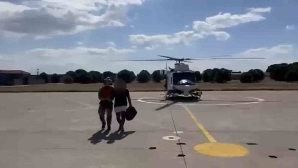 Koyun Adası&rsquo;nda mahsur kalan 2 kişi Sahil G&uuml;venlik helikopteriyle kurtarıldı
