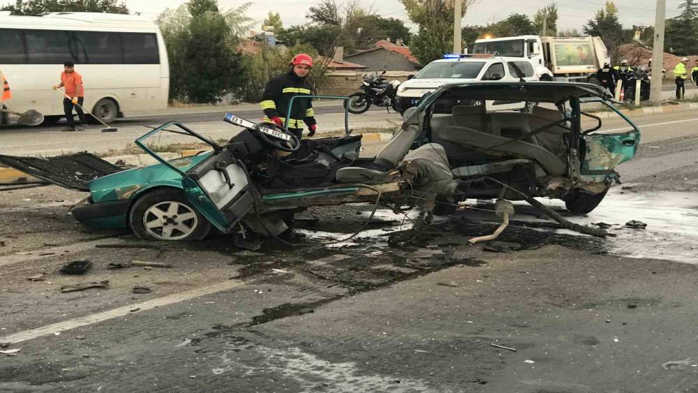 Hafif ticari aracın &ccedil;arptığı Fiat Tofaş otomobil ikiye b&ouml;l&uuml;nd&uuml;: 2 yaralı

