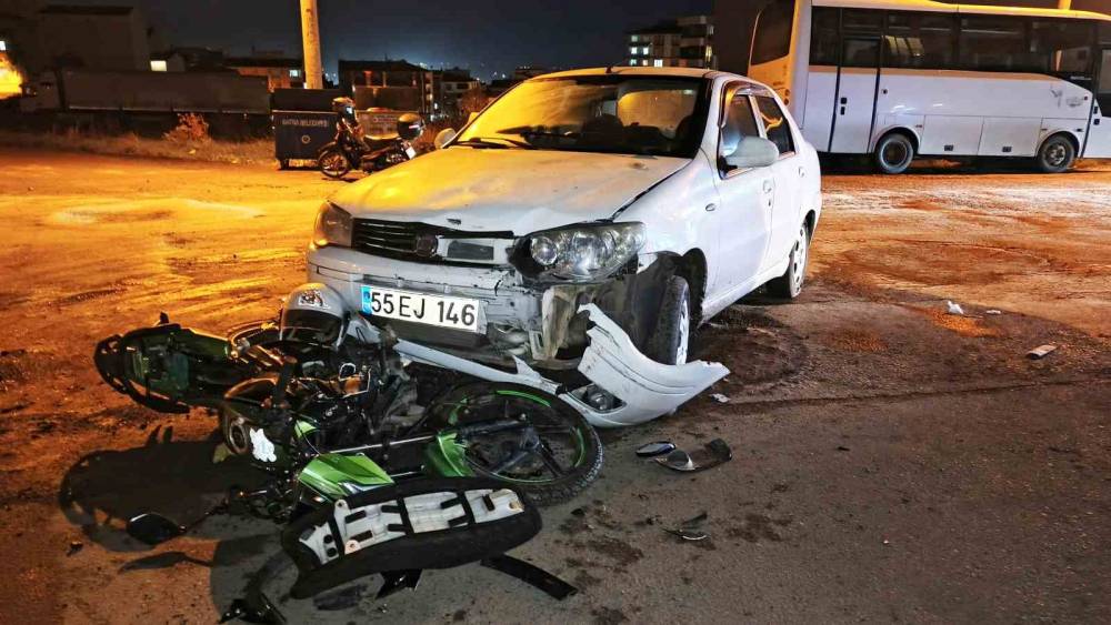 Bafra&rsquo;da otomobil ile motosiklet &ccedil;arpıştı: 3 yaralı
