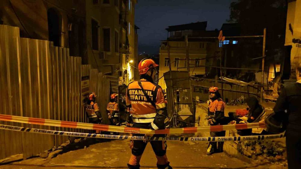 Beyoğlu&rsquo;nda &ccedil;&ouml;ken 5 katlı binada arama &ccedil;alışmaları tamamlandı
