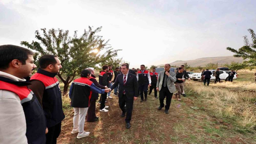 Vali Karakaya, G&uuml;roymak&rsquo;ta badem hasadına katıldı
