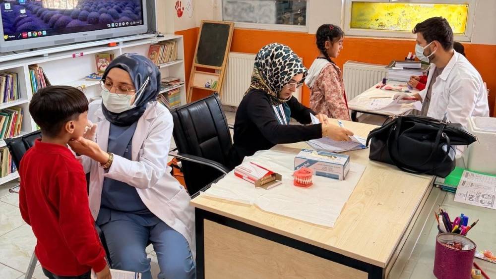 K&acirc;hta&rsquo;da k&ouml;y okullarındaki &ouml;ğrencilere ağız ve diş sağlığı eğitimi
