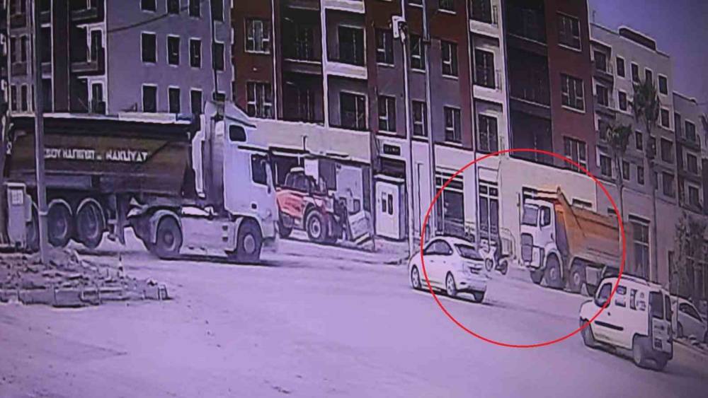 Kamyonun k&ouml;r noktasına gelen motosiklet s&uuml;r&uuml;c&uuml;s&uuml;n&uuml;n ezilerek can verdiği anlar kameraya yansıdı
