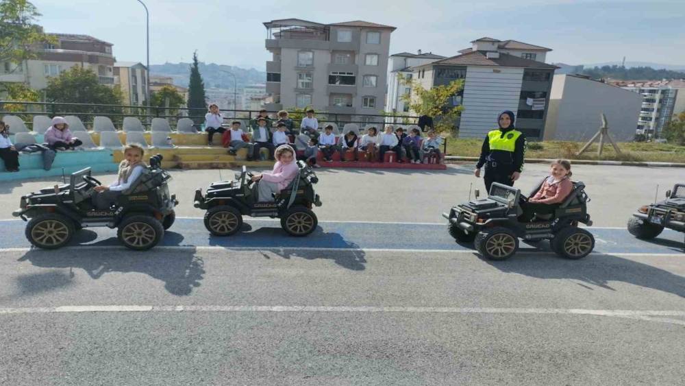Bilecik&rsquo;te 23 &ouml;ğrenciye uygulamalı trafik eğitimi
