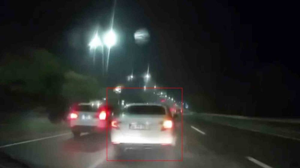 Islak yolda makas atan s&uuml;r&uuml;c&uuml; kameraya yansıdı
