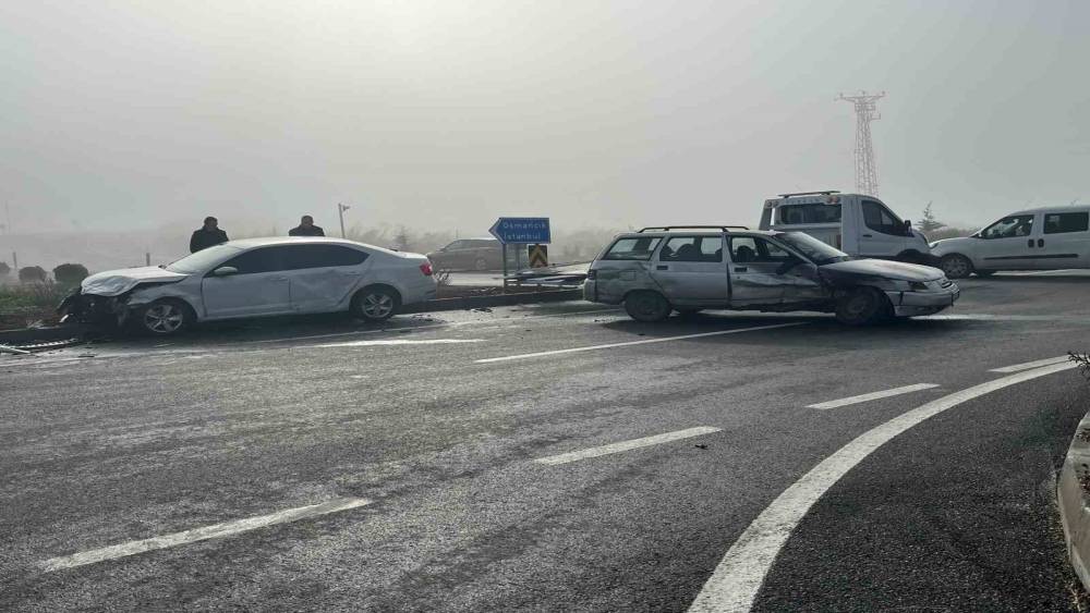 &Ccedil;orum&rsquo;da iki otomobil &ccedil;arpıştı: 3 yaralı
