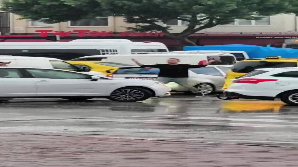 Trafik kilitlendi, sıkışan trafiği a&ccedil;mak i&ccedil;in vatandaşlar devreye girdi
