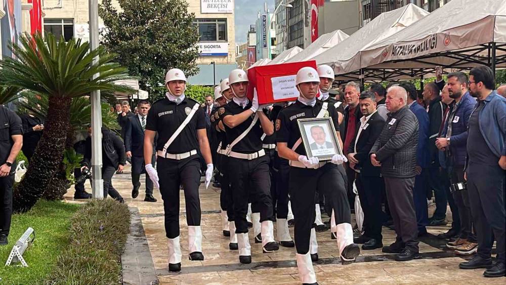Hayatını kaybeden Muratpaşa Kaymakamı Kara g&ouml;zyaşlarıyla uğurlandı
