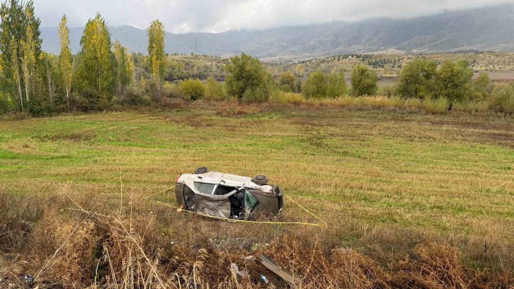 Otomobil şarampole devrildi: 2 yaralı
