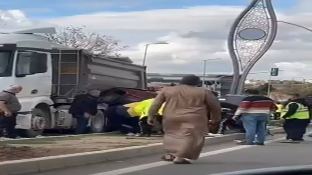 Ankara&rsquo;da kamyon ile otomobil &ccedil;arpıştı: 3 yaralı
