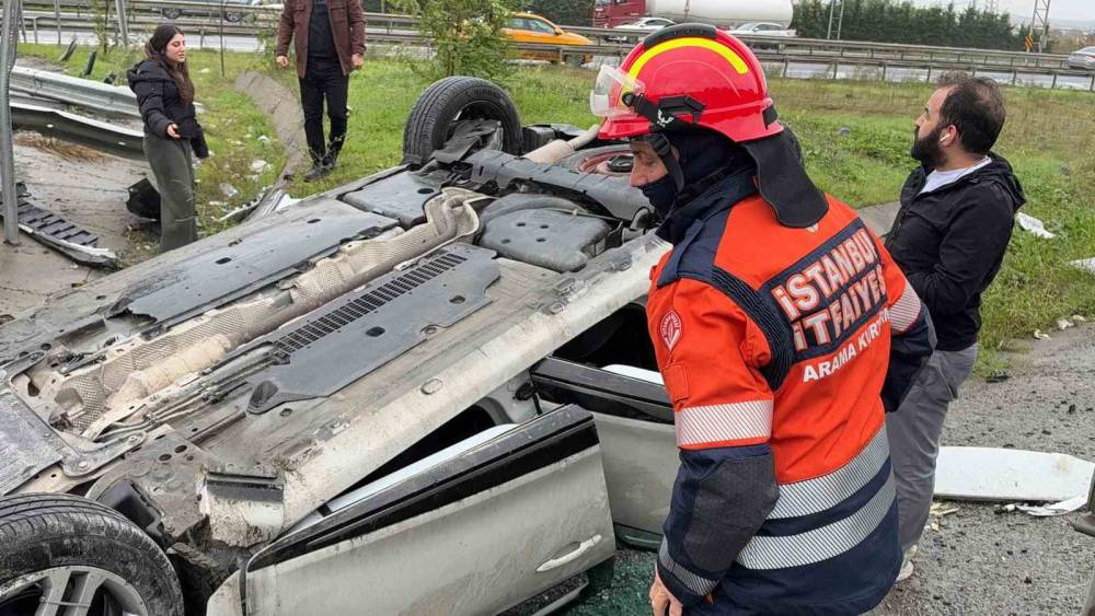 Ey&uuml;psultan&rsquo;da otomobil taklalar atarak &ccedil;ayırlık alana savruldu
