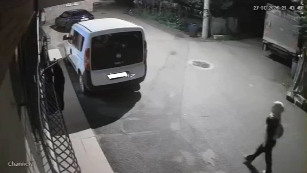 Korkuluğa asılan kıyafetleri beğenip alan kadın kameraya yakalandı
