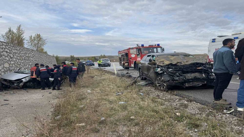 &Ccedil;orum&rsquo;da otomobil ile cip &ccedil;arpıştı: 4 &ouml;l&uuml;, 2 yaralı
