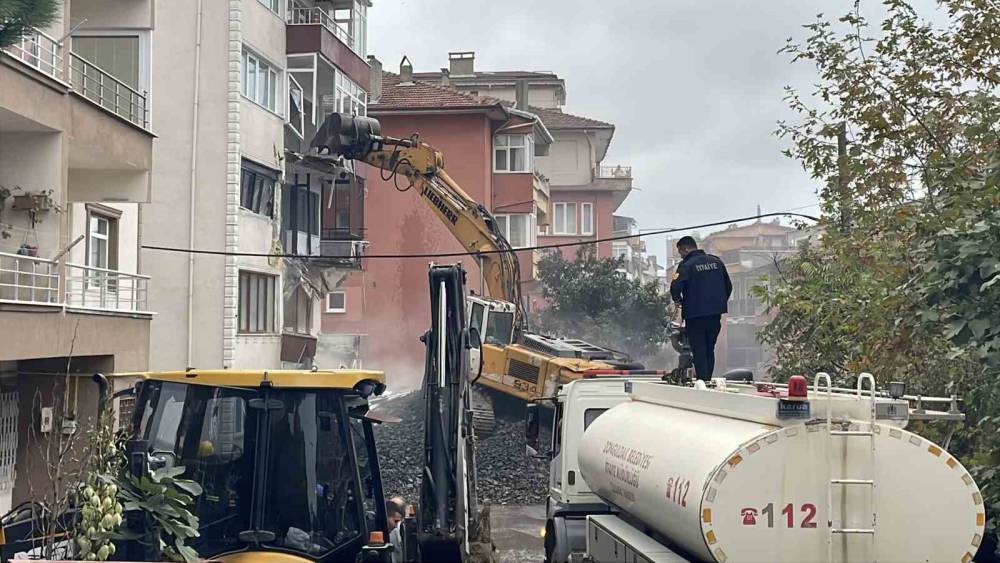Zonguldak&rsquo;ta &ccedil;atlaklar nedeniyle boşaltılan 5 katlı binanın yıkımı başladı
