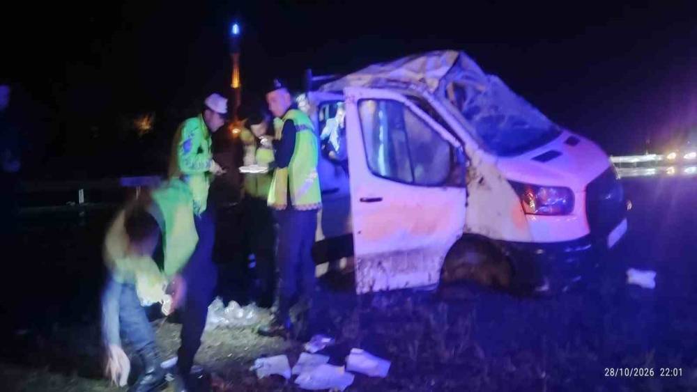 Yağışlı yolda kontrolden &ccedil;ıkan otomobil takla attı: 4 yaralı
