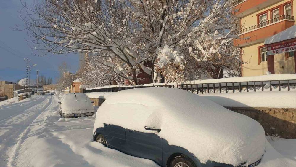 Başkale’de araçlar kara gömüldü, 88 yerleşim yerinin yolu ulaşıma kapandı
