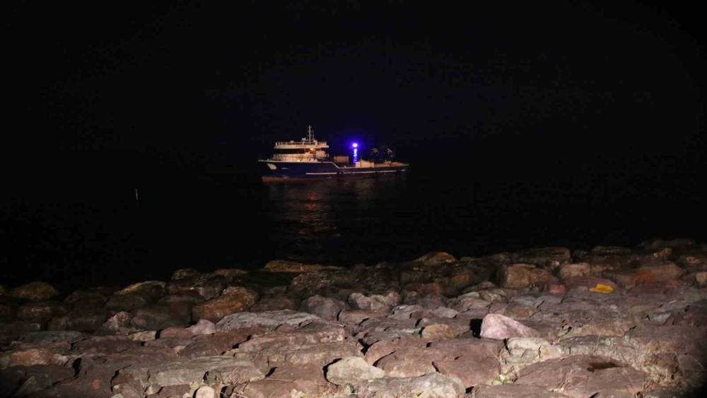 Rize&rsquo;de kafes balık&ccedil;ılığında kullanılan balık&ccedil;ı motoru karaya oturdu
