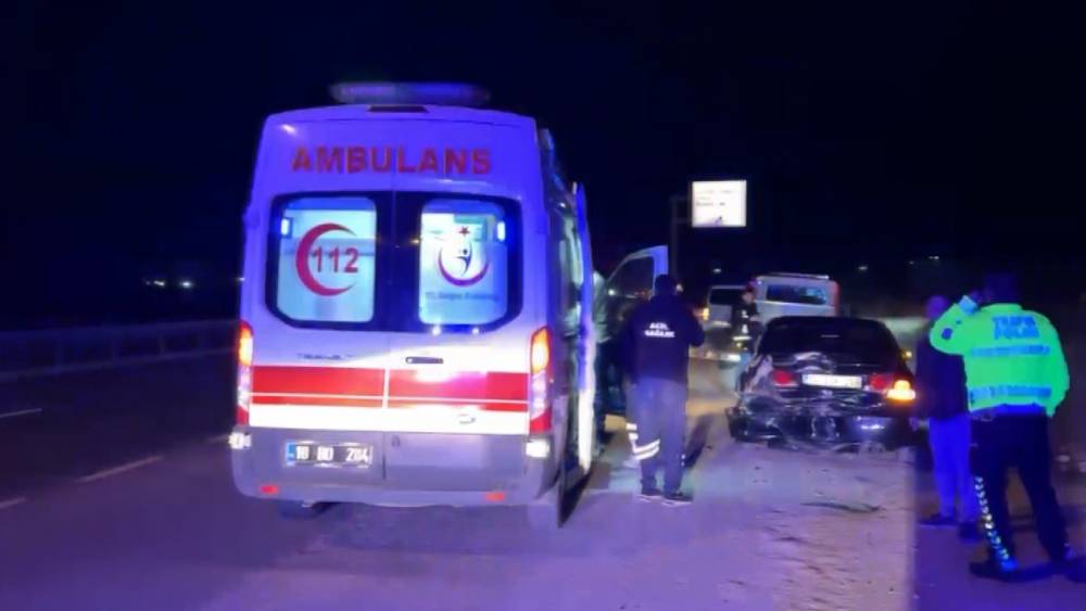 D100&rsquo;de iki otomobil &ccedil;arpıştı: 2 yaralı
