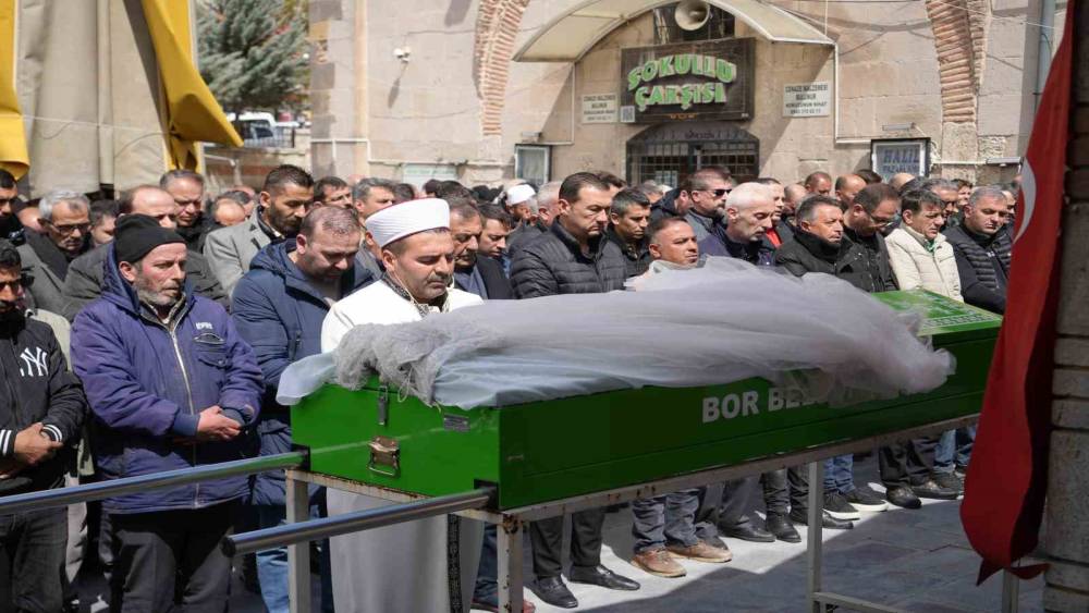 Eşi tarafından bı&ccedil;aklanan 3 &ccedil;ocuk annesi kadın son yolculuğuna uğurlandı
