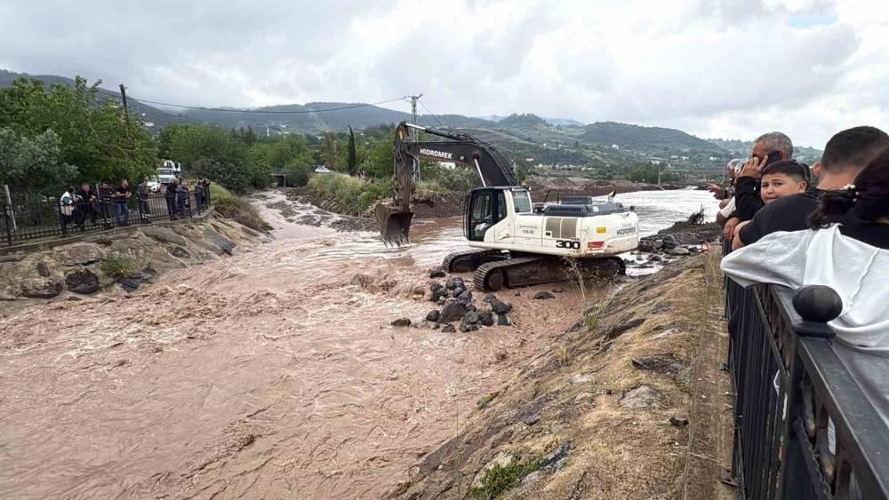 Osmaniye&rsquo;de ara&ccedil;lar ve evler sular altında kaldı
