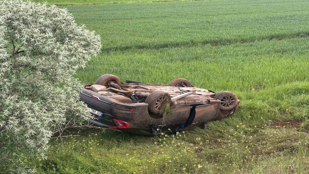 Erzincan&rsquo;da şarampole devrilen otomobildeki 4 kişi yaralandı
