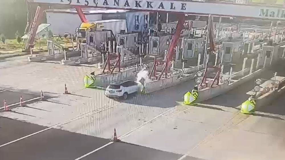 Malkara&rsquo;da &Ccedil;anakkale otoyolu gişelerinde otomobil bariyere &ccedil;arptı: 1 &ouml;l&uuml;, 1 yaralı
