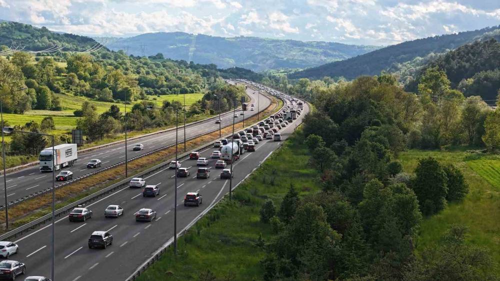 Tatilcilerin d&ouml;n&uuml;ş yolculuğu başladı: Bolu&rsquo;da kilometrelerce ara&ccedil; kuyruğu
