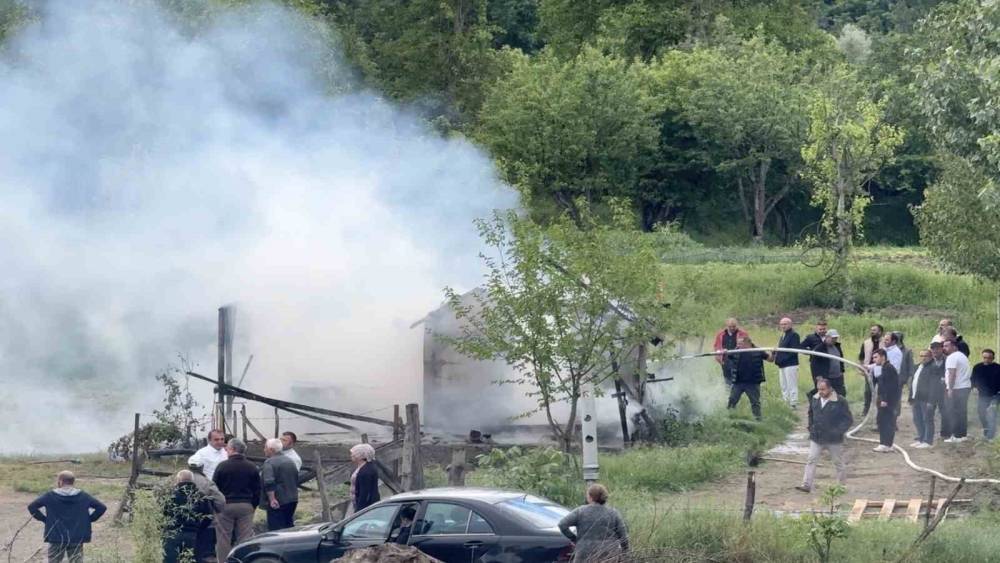 Alevlere teslim olan ev kullanılmaz hale geldi
