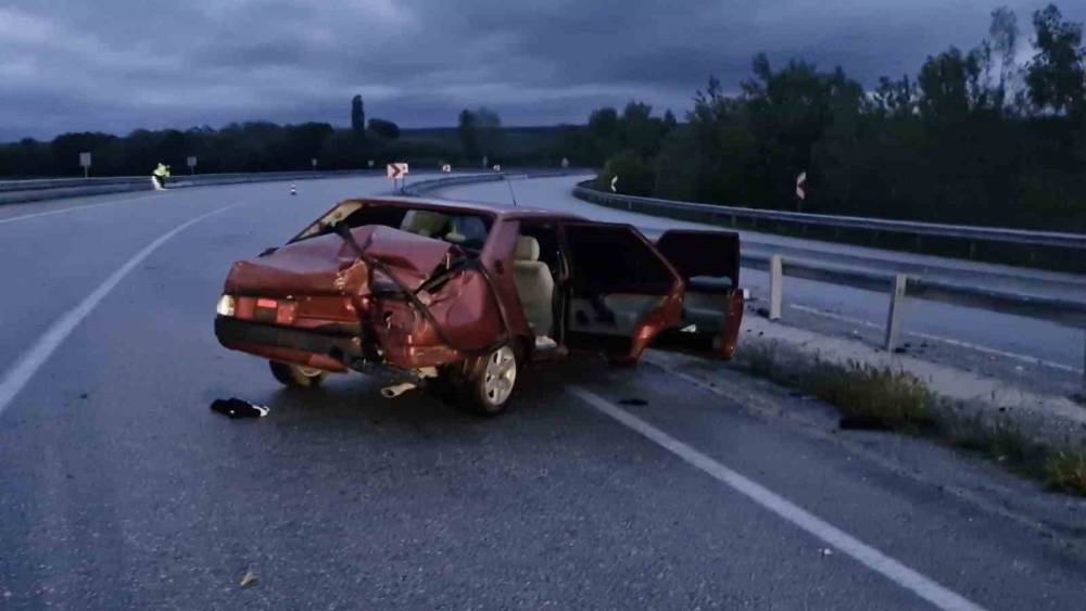 &Ccedil;orum&rsquo;da otomobil bariyerlere &ccedil;arptı: 2 yaralı
