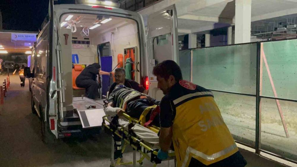 Karaman&rsquo;da &uuml;&ccedil; aracın karıştığı kazada 2 kişi yaralandı

