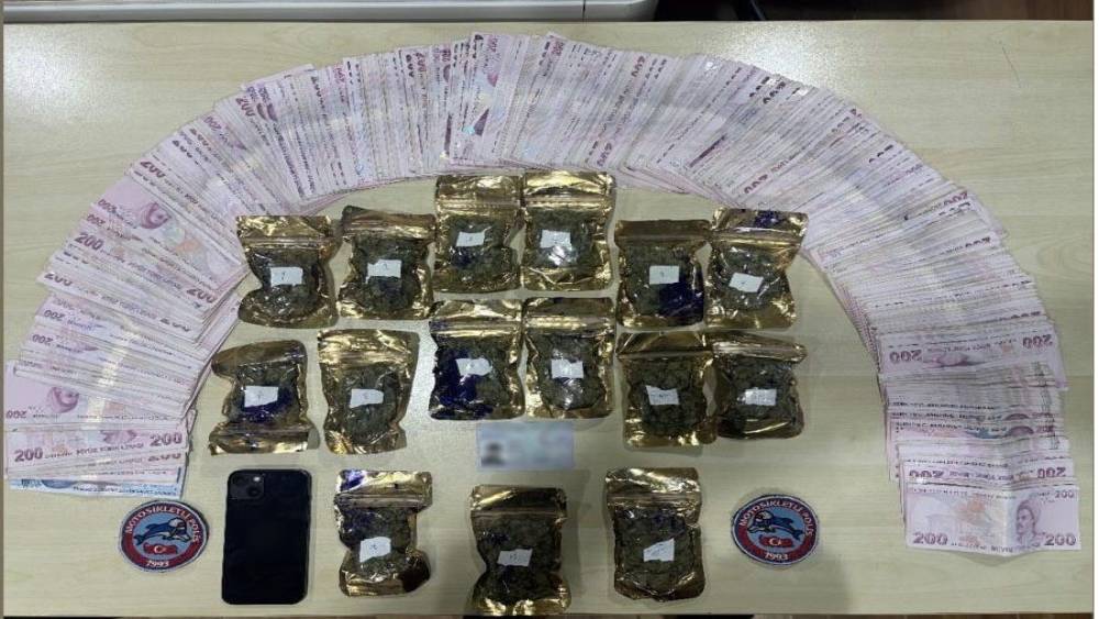 Bakırk&ouml;y&rsquo;de aracın torpidosunda zulalanmış uyuşturucu &ccedil;ıktı
