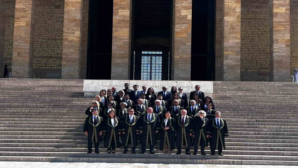 Uyuşmazlık Mahkemesi Başkanı G&uuml;le&ccedil;, Anıtkabir&rsquo;i ziyaret etti
