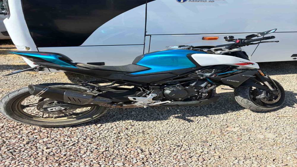 Kocaeli&rsquo;de "dur" ihtarına uymayan motosikletli polise &ccedil;arptı
