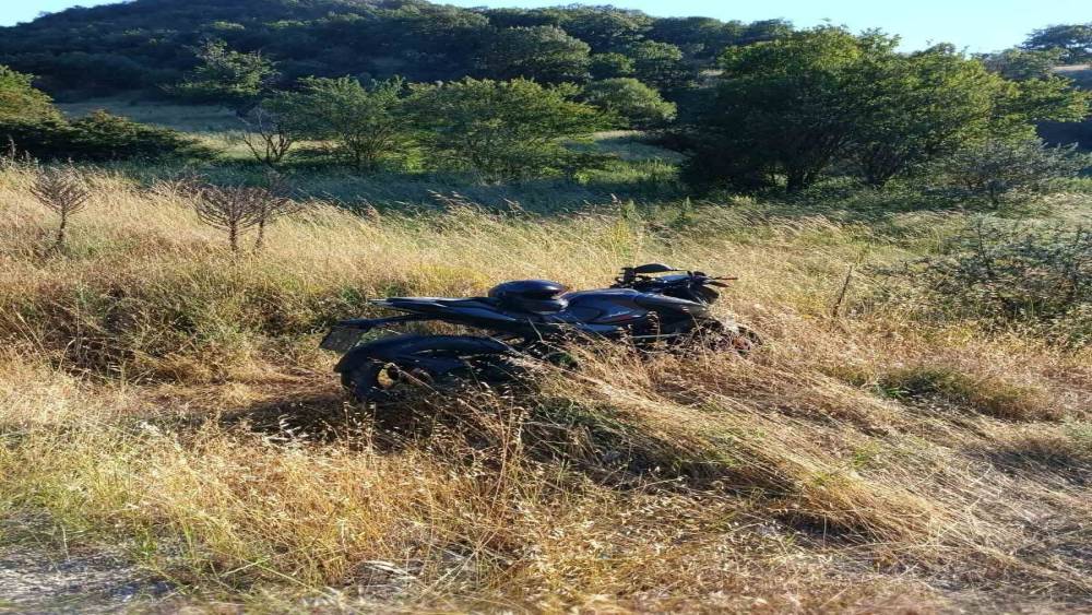 Direksiyon h&acirc;kimiyetini kaybeden motosiklet tarlaya savruldu: 1 yaralı
