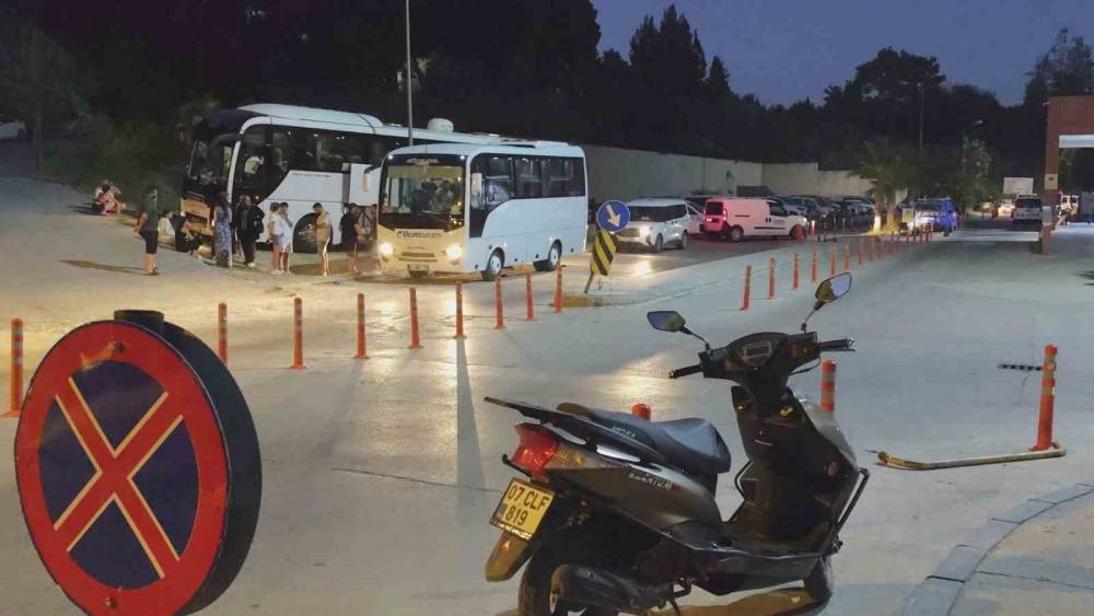Manavgat&rsquo;ta gıda zehirlenmesi ş&uuml;phesiyle hastaneye kaldırılan 52 tatilci taburcu edildi
