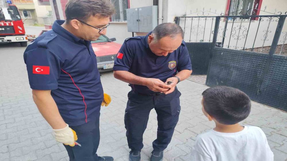 &Ccedil;orum&rsquo;da &ccedil;atı kenarına sıkışan kuşu itfaiye kurtardı
