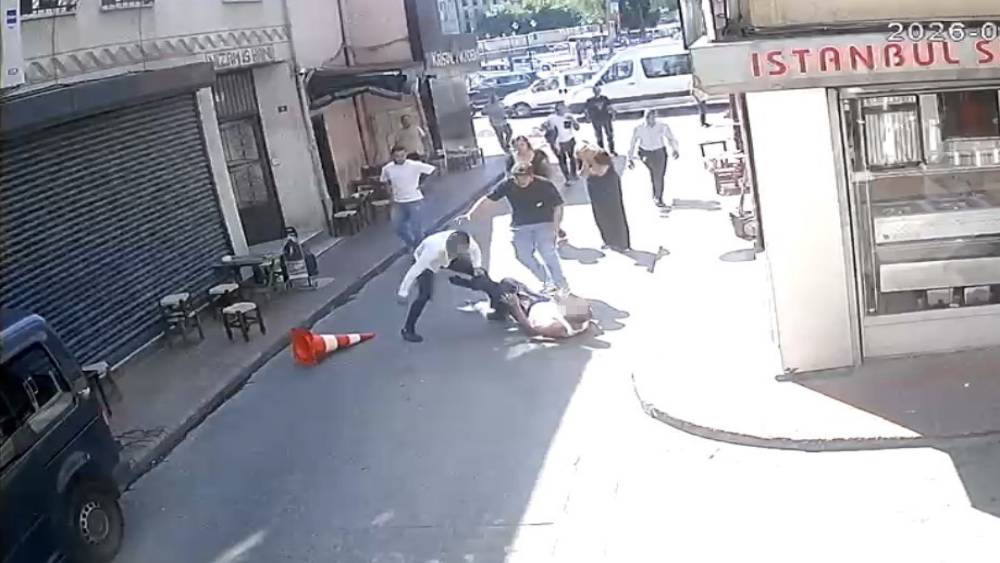 Beyoğlu&rsquo;nda sarkıntılık iddiası kanlı bitti: Tekme, tokat ve dubayla d&ouml;v&uuml;len şahıs bı&ccedil;aklandı
