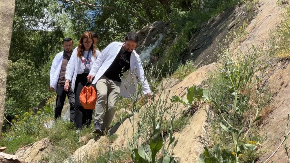 Sağlık ordusu İran sınırında kavurucu sıcağa ve sarp araziye meydan okuyor
