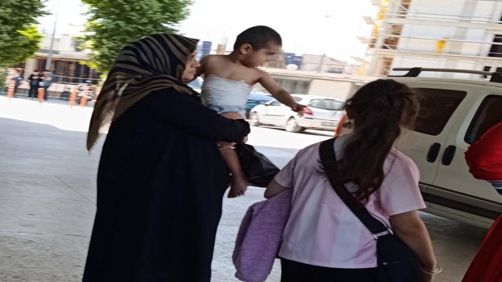 &Uuml;zerine kaynar &ccedil;ay d&ouml;k&uuml;len &ccedil;ocuk hastaneye kaldırıldı
