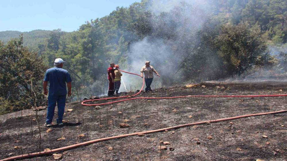 Kumluca&rsquo;da makilik alanda &ccedil;ıkan yangın, evlere ve ormanlık alana sı&ccedil;ramadan s&ouml;nd&uuml;r&uuml;ld&uuml;

